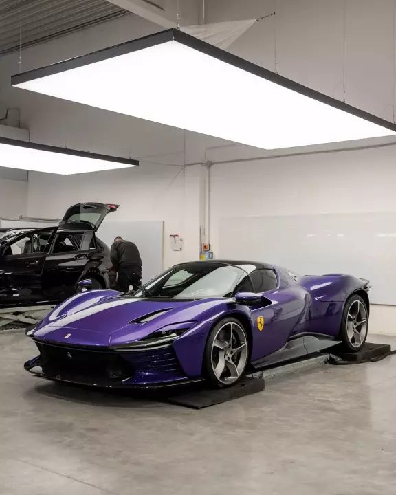 Ferrari in Viola Dino — Daytona SP3 (carpaints.co)