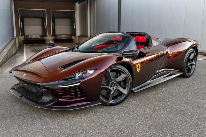 Ferrari in Rosso Taormina — Daytona SP3 (carpaints.co)
