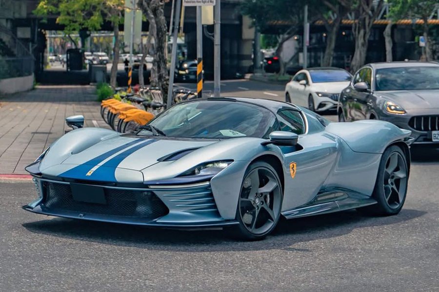 Ferrari in Azzurro Arturo — Daytona SP3 (ROSSOautomobili)