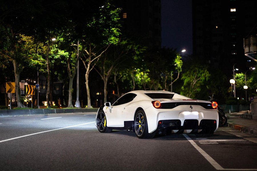 Ferrari in Bianco JJ — 458 Speciale Aperta (ROSSOautomobili)