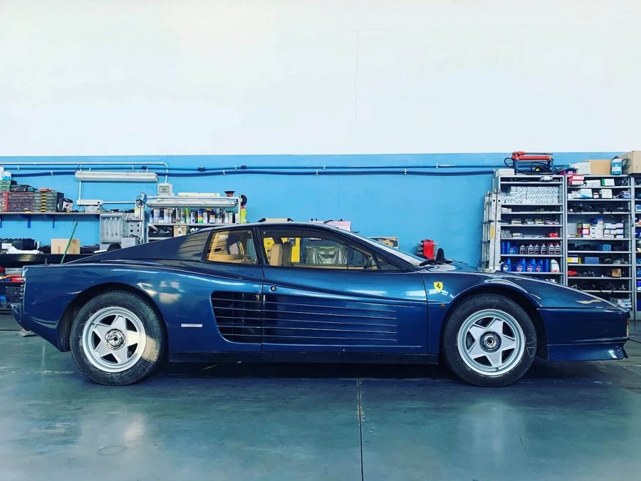 Ferrari in Blu Sera — Testarossa (ROSSOautomobili)