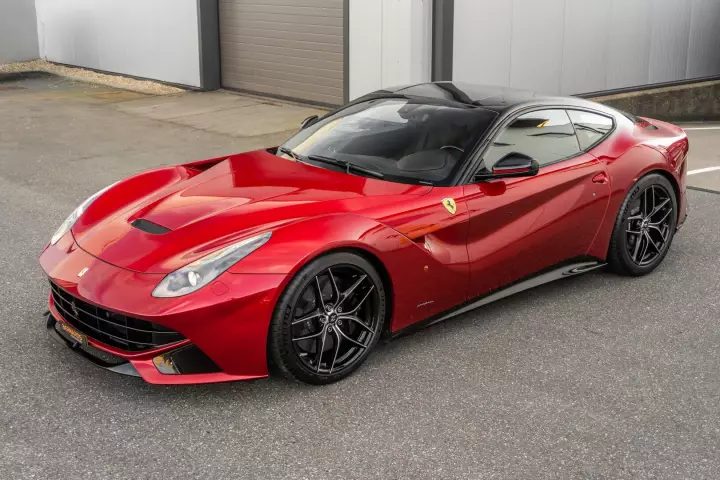 Ferrari in Nemo Red — F12 Berlinetta (carpaints.co)