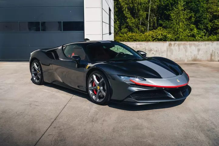Ferrari in Grigio Silverstone — SF90 Stradale (carpaints.co)
