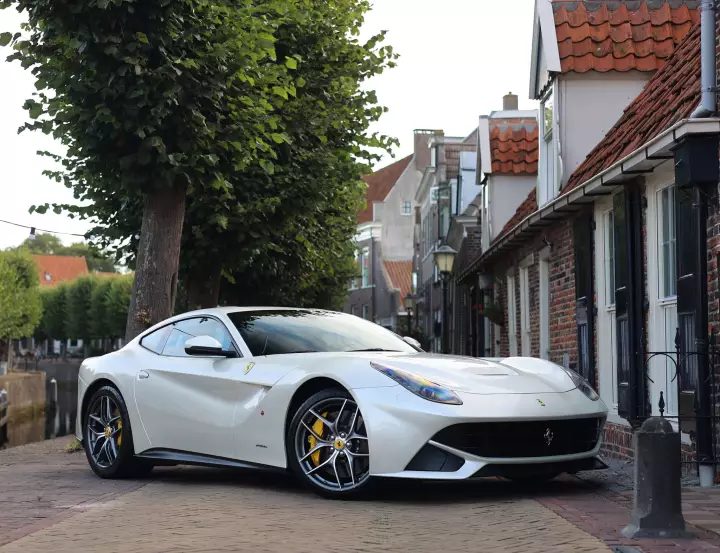 Ferrari in Bianco Fuji — F12 Berlinetta (carpaints.co)