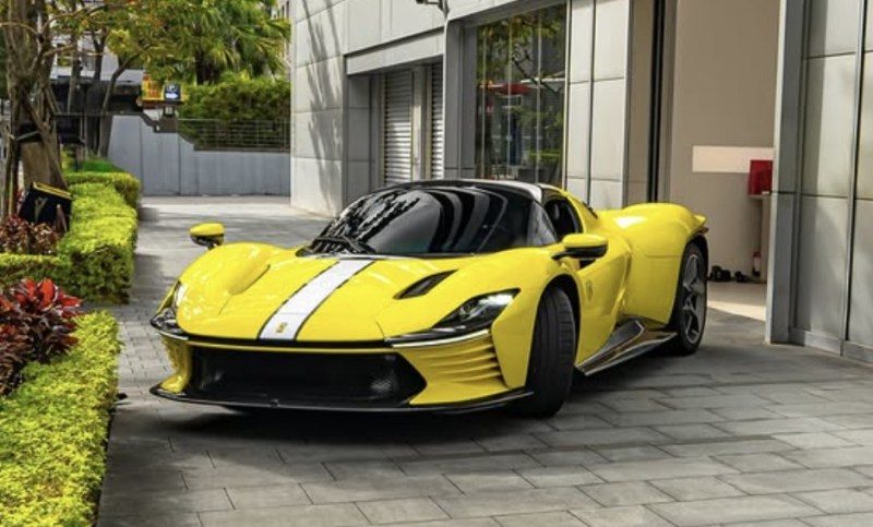 Ferrari in Giallo Kuramochi (Ferrari Colors blog)