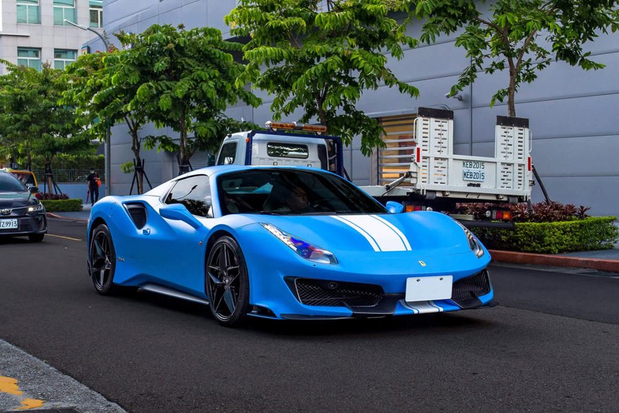 Ferrari in Turchese Dry Opaco — 488 Pista (ROSSOautomobili)